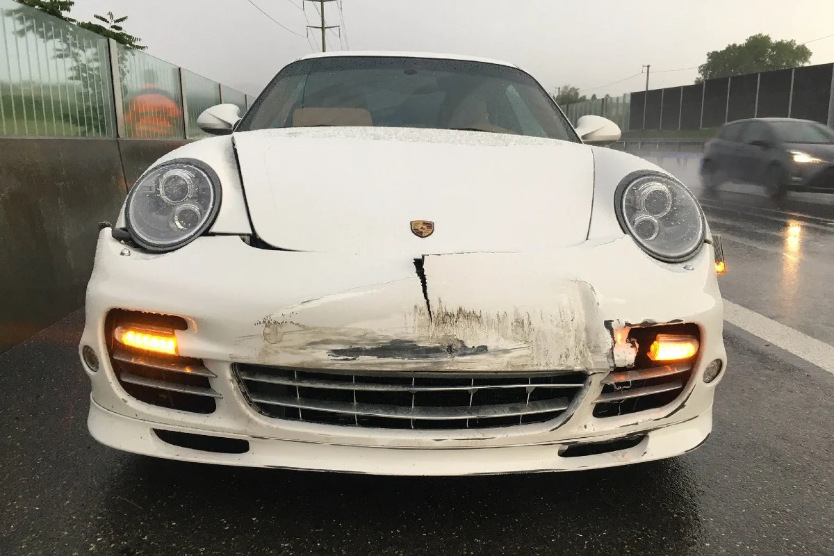 Baar ZG / Knonau ZH - Kind prallt in Auto – Porsche in Mauer