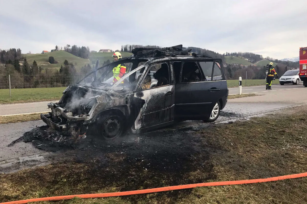 Bazenheid SG - Auto brennt vollständig aus