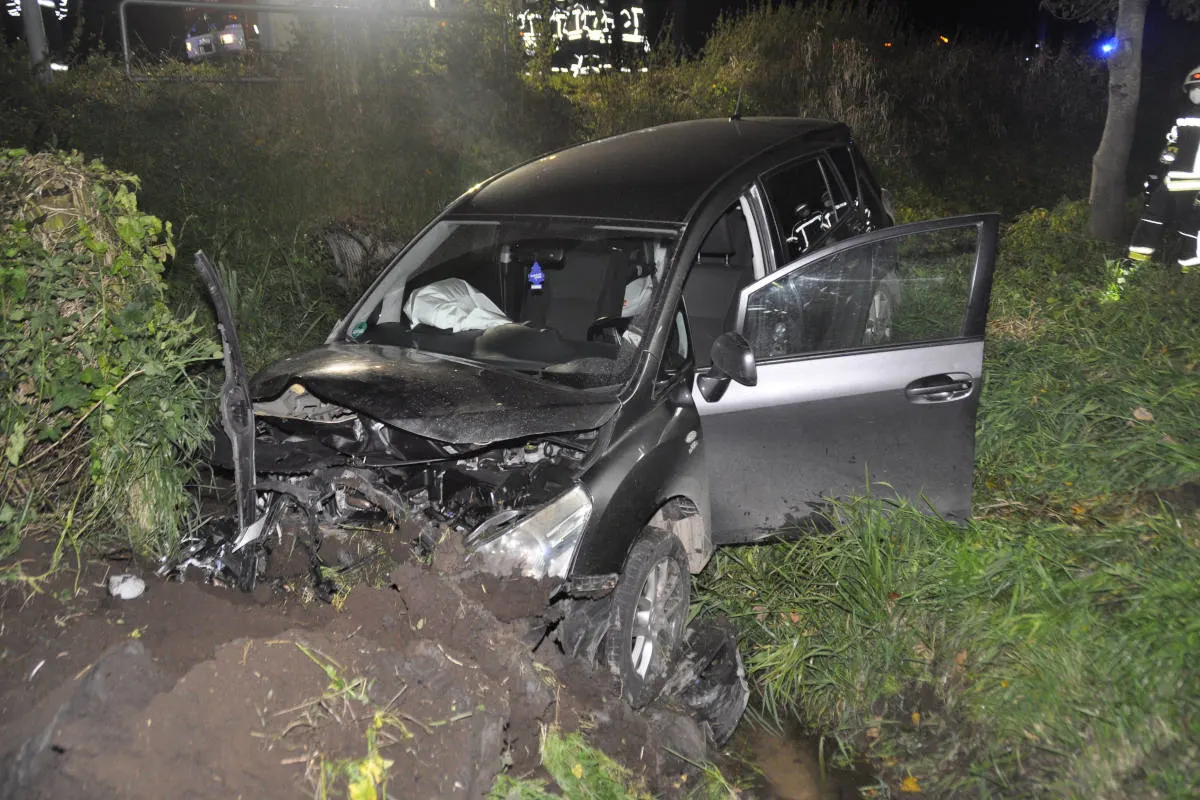 Bedburg-Hau – Auto landet bei Unfall in Wassergraben