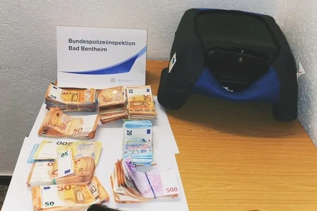 Geldschmuggel in Bad Bentheim - 50.000 Euro in Kindersitz versteckt