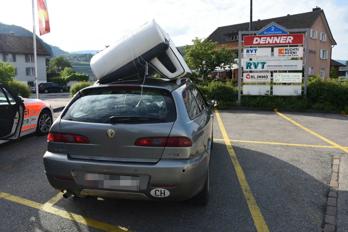 Sennwald/Oberriet SG - Sofa auf der Autobahn verloren