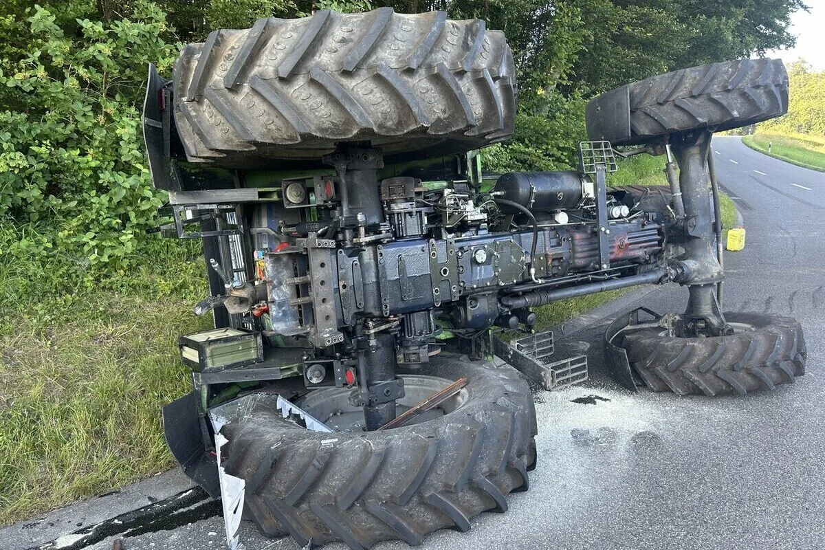 Zetzwil AG - Traktor mit Zirkusanhängern umgekippt