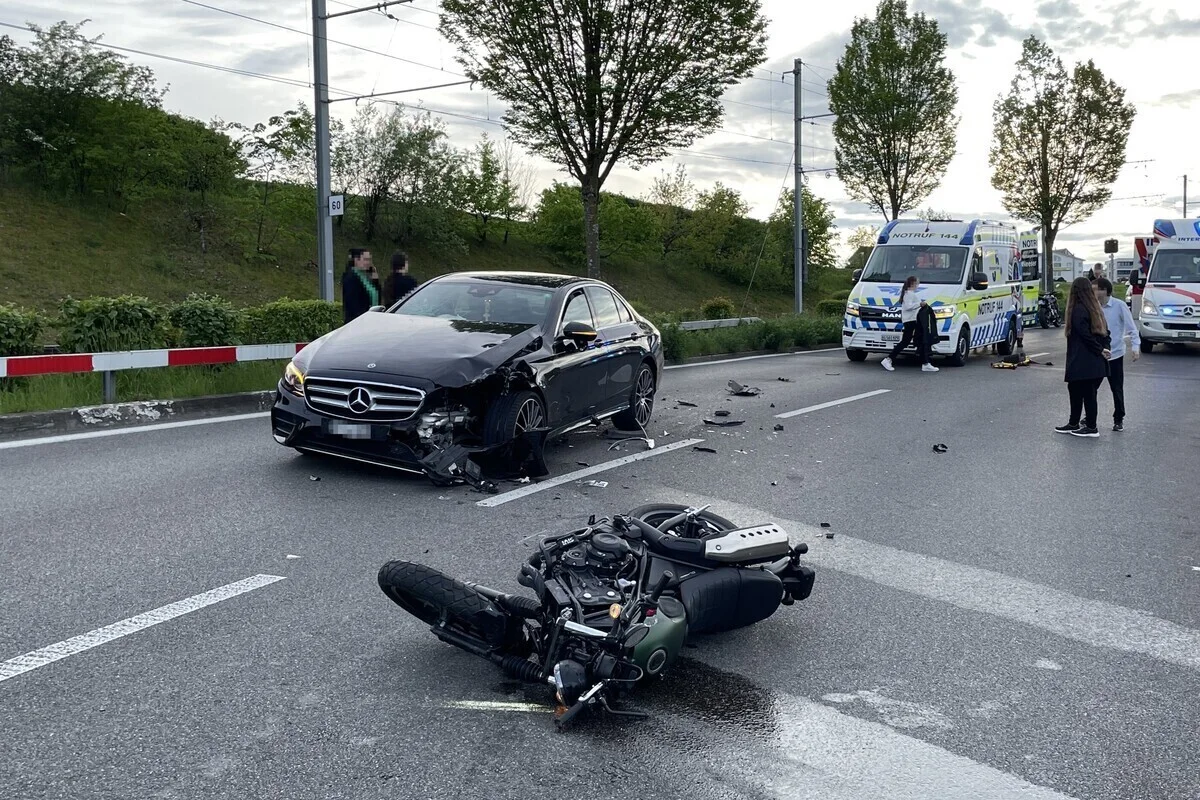 Rudolfstetten AG - Strasse nach Frontalkollision gesperrt