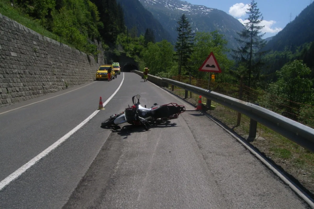 Wassen UR - Motorradfahrer verunfallt auf der Gotthardstrasse