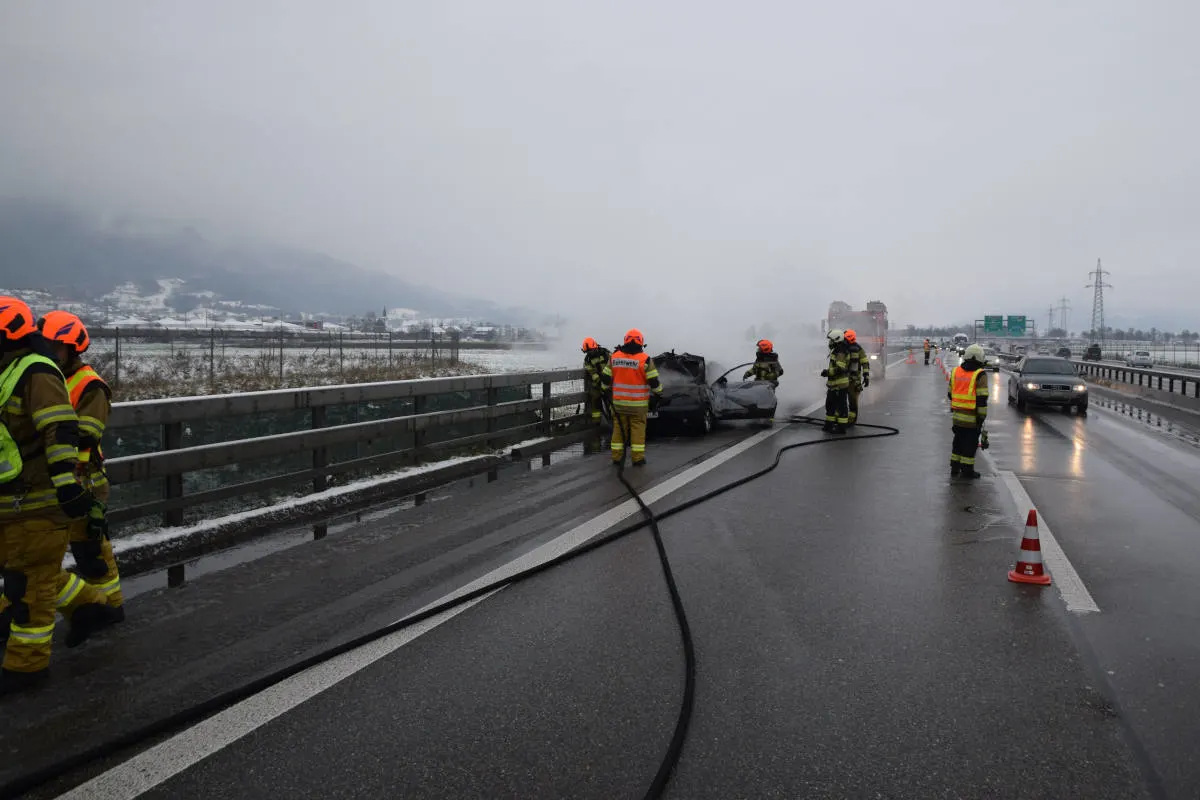 A1 Neuendorf SO - Auto brennt vollständig aus