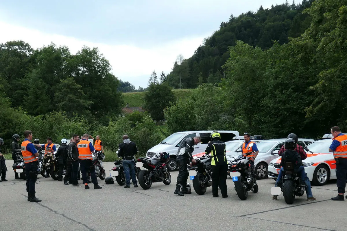 Fischenthal ZH -  Grosse Motorradkontrolle - 9 Motorräder beanstandet