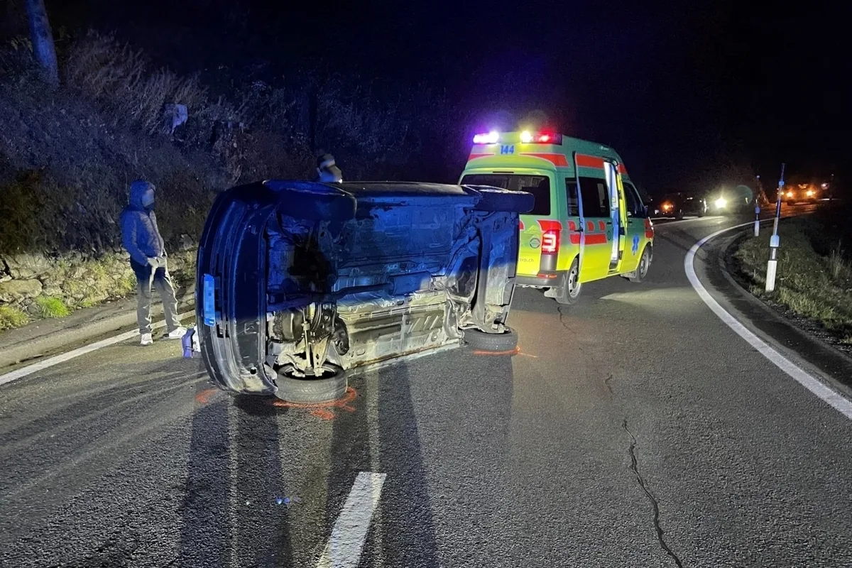 San Carlo GR - Auto kippt bei Unfall zur Seite