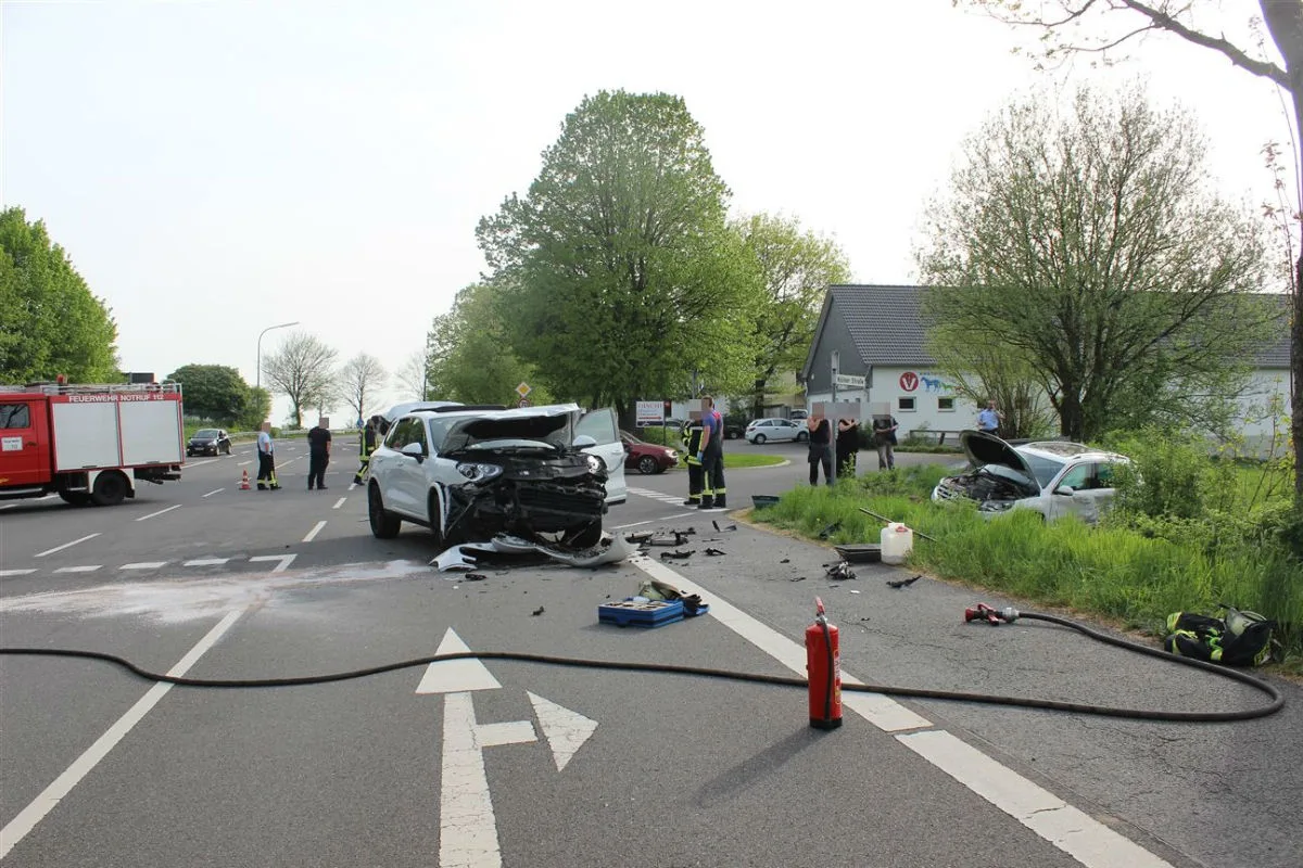 Vier Verletzte bei schwerem Unfall