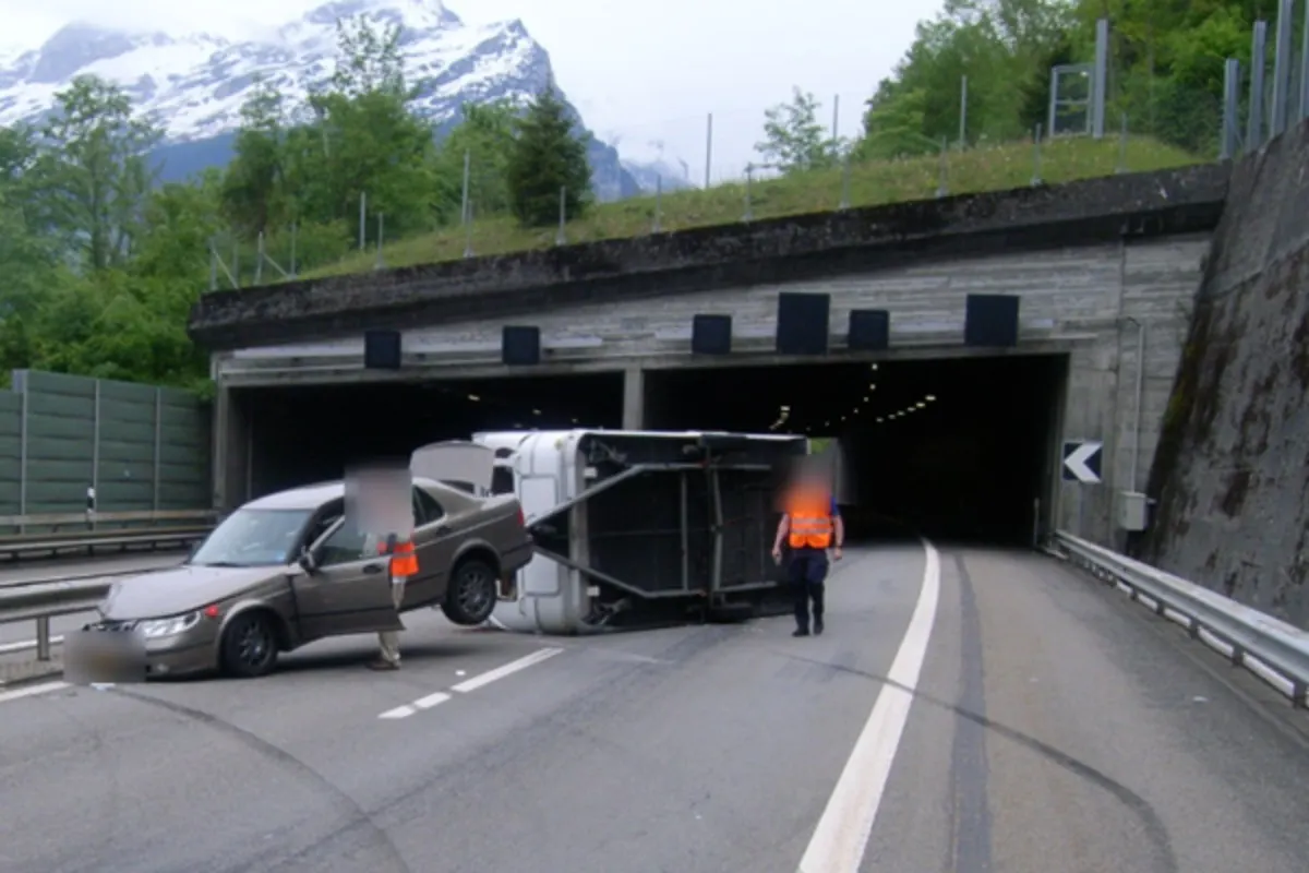 30'000 Franken Sachschaden nach Selbstunfall auf der A2 bei Seedorf UR
