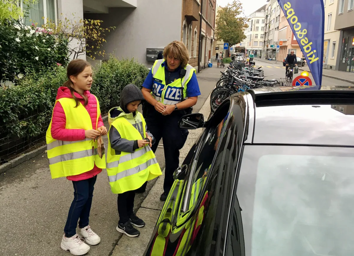 Kontrollen Kanton Basel-Stadt – Aktion «Kids & Cops» – Schulkinder erinnern an das Gebot «Rad steht, Kind geht»
