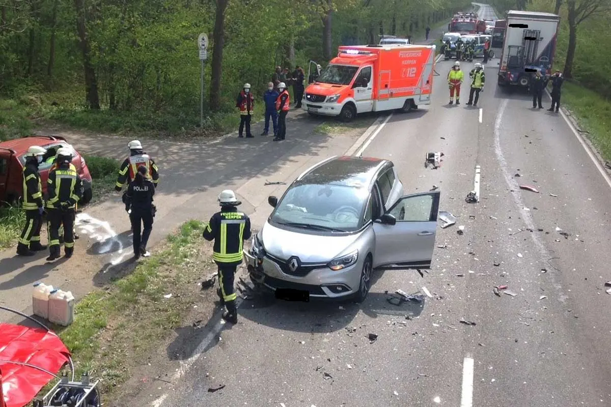Tragischer Unfall in Kerpen-Türnich - PKW kracht in LKW - Zwei Menschen tot!