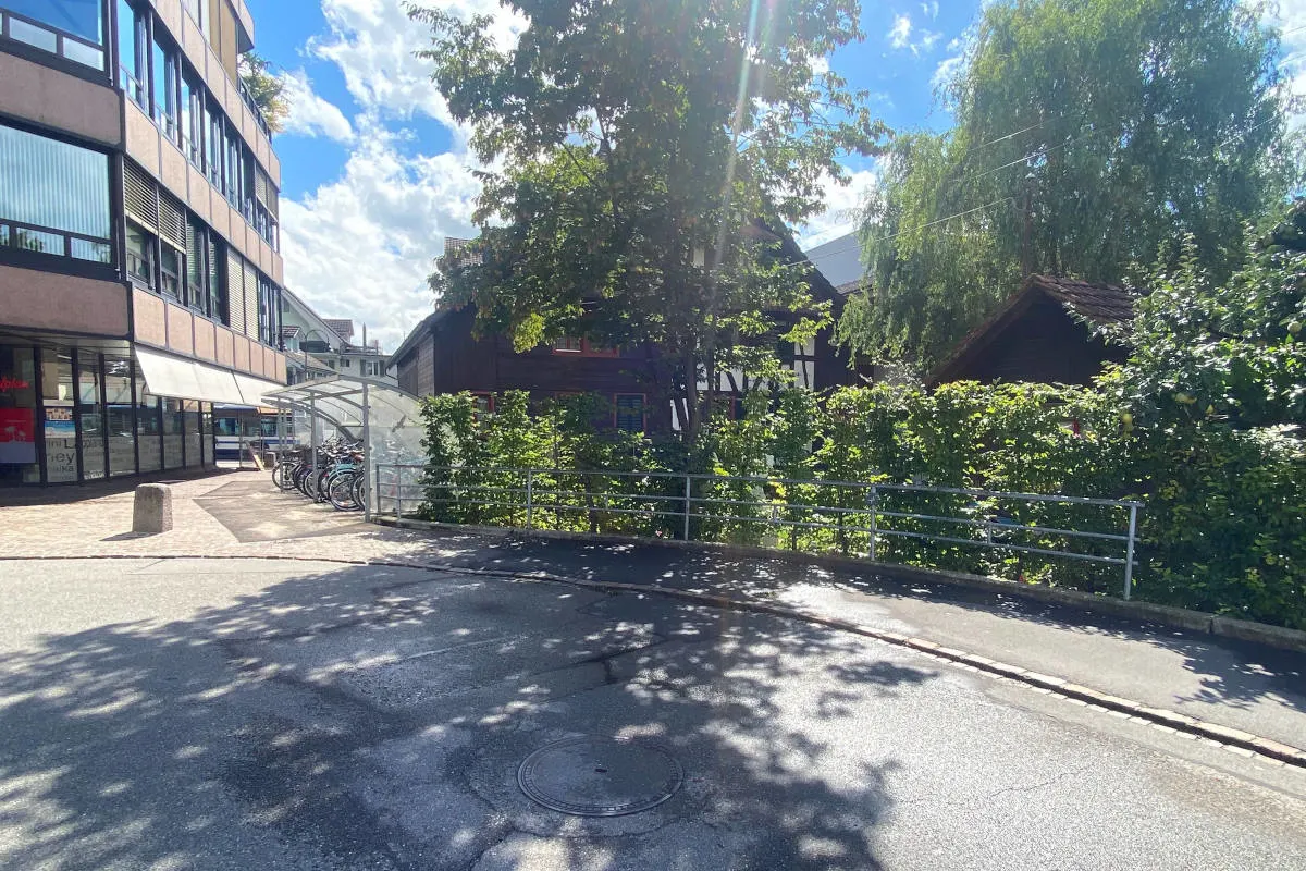 Baar ZG – Mit E-​Trottinett Fussgängerin angefahren