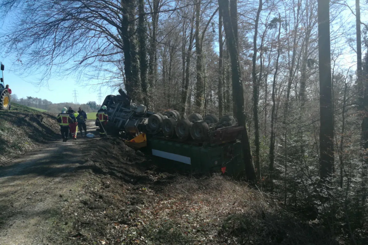 Moosleerau AG - Lastwagen mit Gülle gekippt