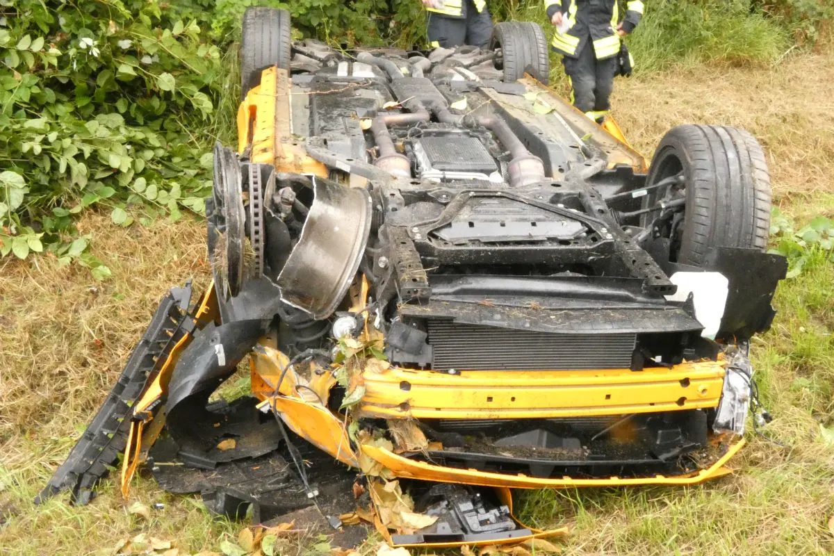 Auto auf dem Dach gelandet