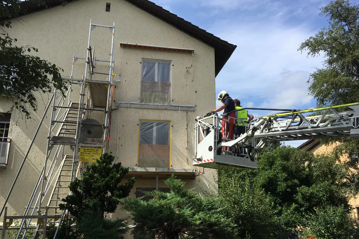Stadt Zürich ZH - Ein verletzter Bauarbeiter nach Balkonabbruch