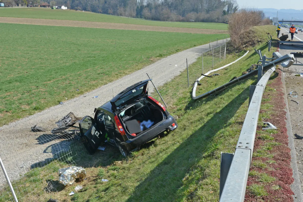 Gachnang TG - Autofahrerin verletzt sich bei Selbstunfall