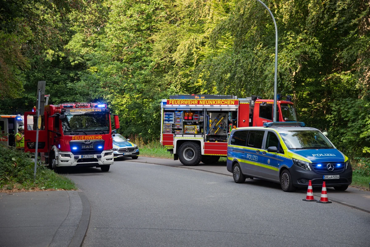 Neunkirchen – Auto stürzt Böschung hinab