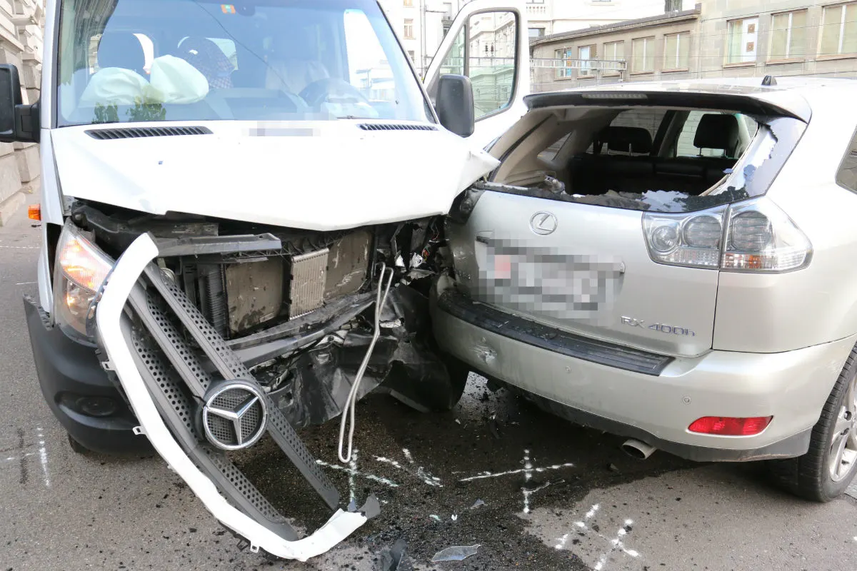 St.Gallen SG - Lenker prallt gegen zwei Fahrzeuge