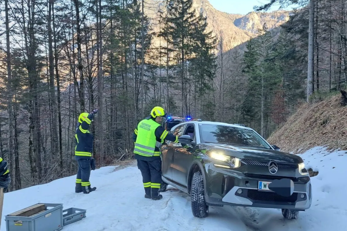 Obertraun – Navi führt Auto auf Skipiste