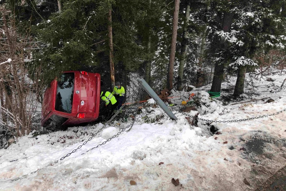 Nassen SG – Auf schneebedeckter Fahrbahn ins Rutschen gekommen – Auto fährt Hang hinunter
