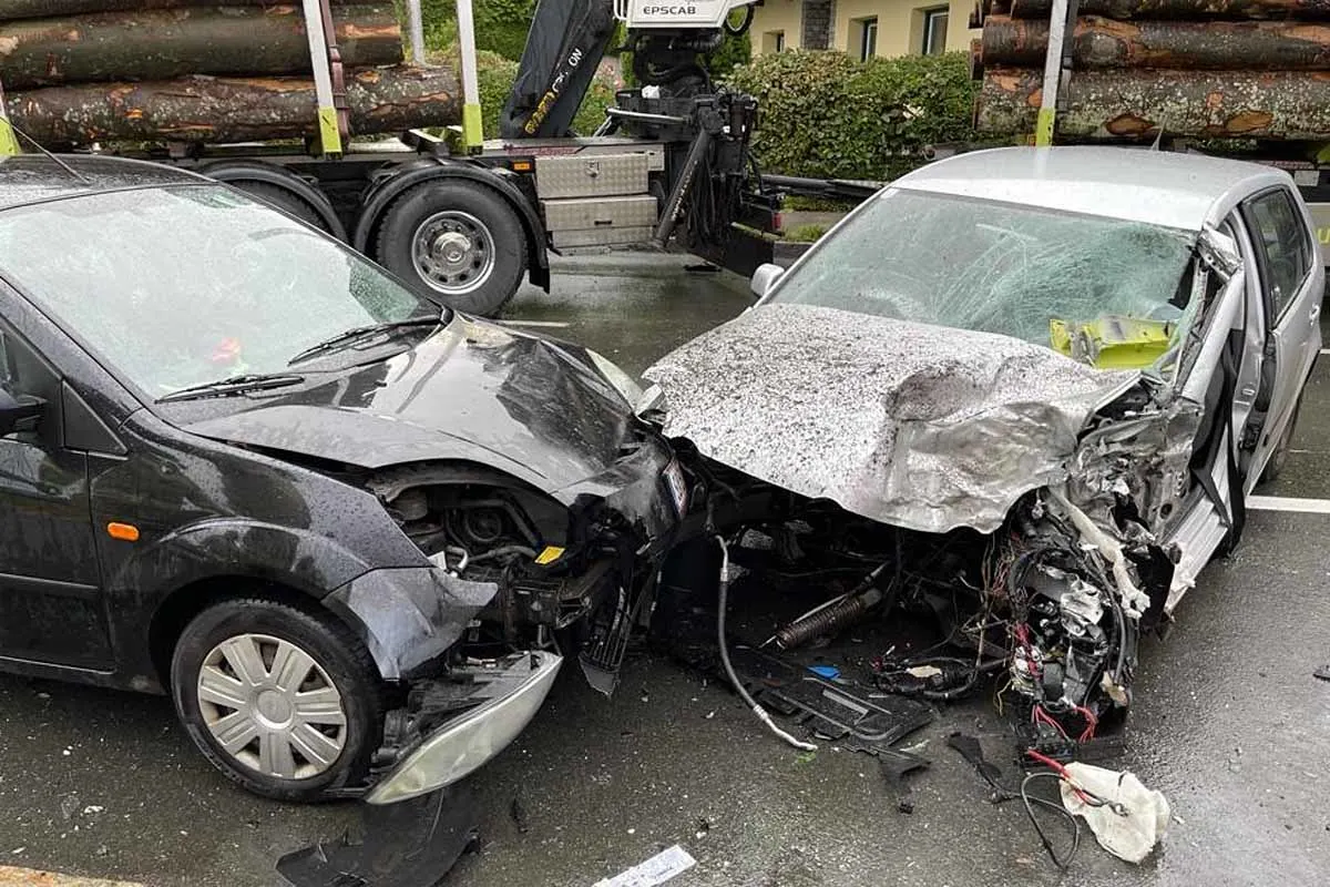 Henndorf - Heftiger Karambolage zwischen zwei PKW und LKW