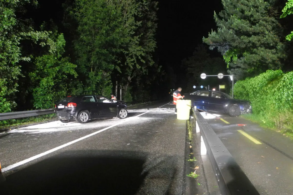 Hurden SZ - Vier Verletzte nach Kollision zwischen drei Fahrzeugen