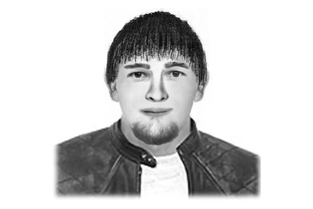 Das Bild zeigt ein Phantombild eines Mannes mit kurzem Haar, Bart und einer Jacke darunter. Es dient zur Identifizierung im Rahmen polizeilicher Ermittlungen.