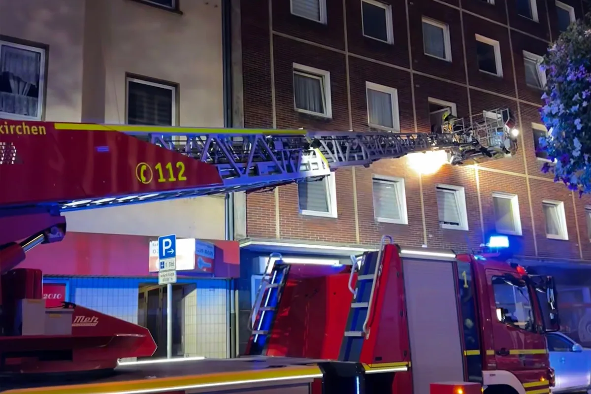 Gelsenkirchen NW – Vier Verletzte bei Kellerbrand in Wohnhaus