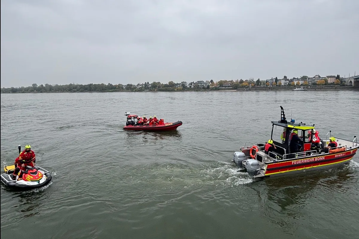 Bonn NW – Feuerwehr rettet ertrinkende Person aus dem Rhein