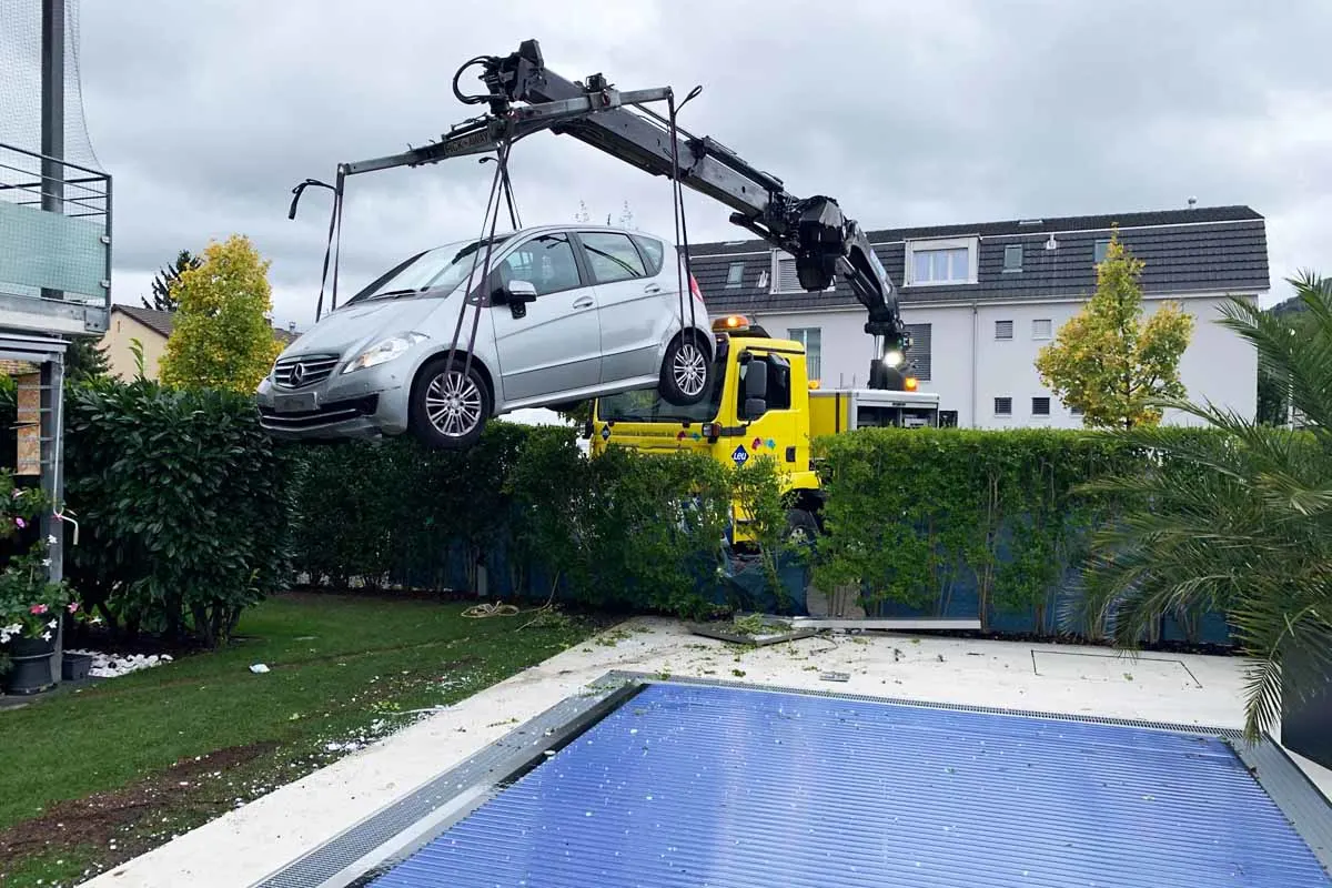 Spektakulärer Selbstunfall in Aesch BL - Gas- mit Bremspedal verwechselt!