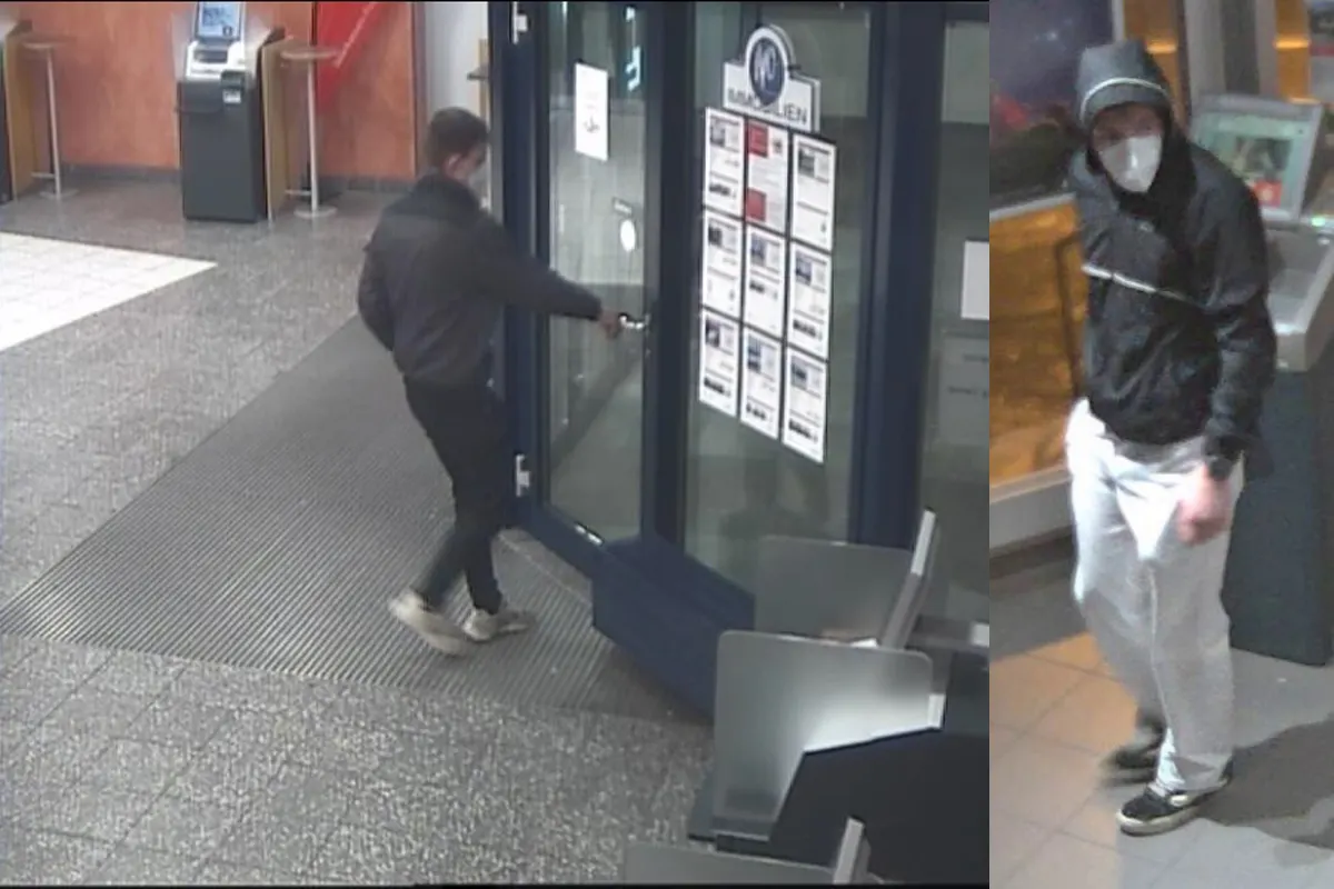 Das Bild zeigt zwei Männer an verschiedenen Orten im Inneren eines Bankgebäudes. Einer öffnet eine Tür, der andere steht nahe einem Geldautomaten.