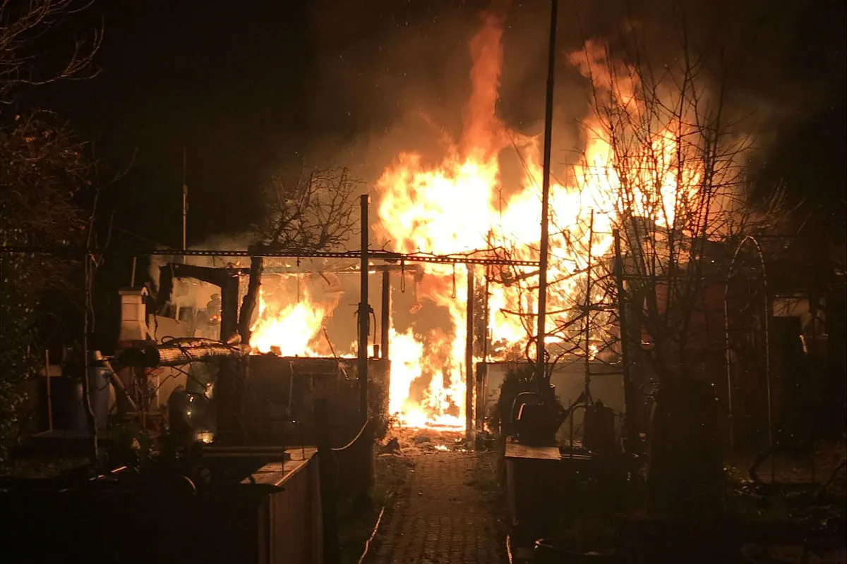 Birsfelden BL - Zwei Gartenhäuser bei Brand zerstört