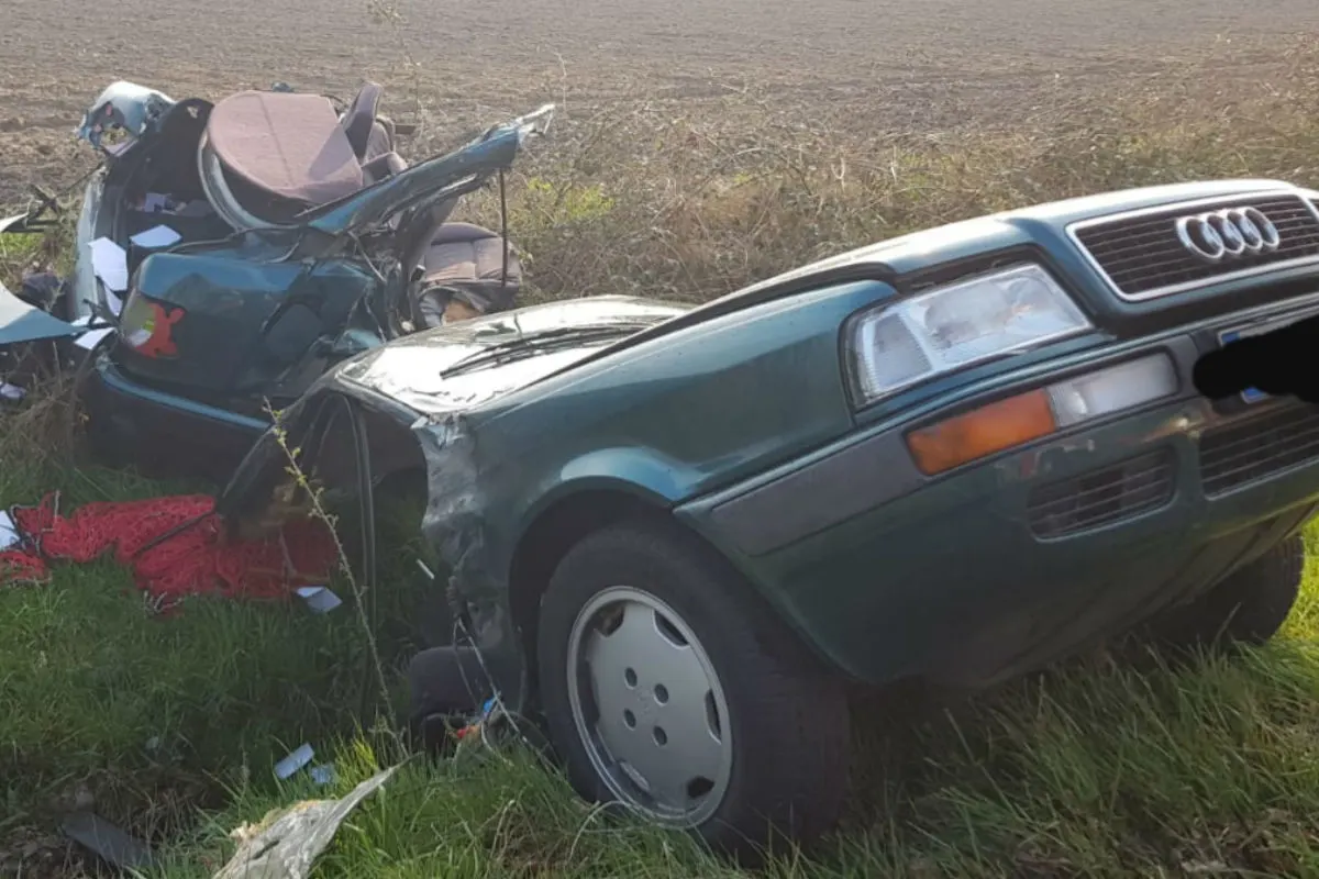 Audi in zwei Teile gerissen - zwei Personen verletzt