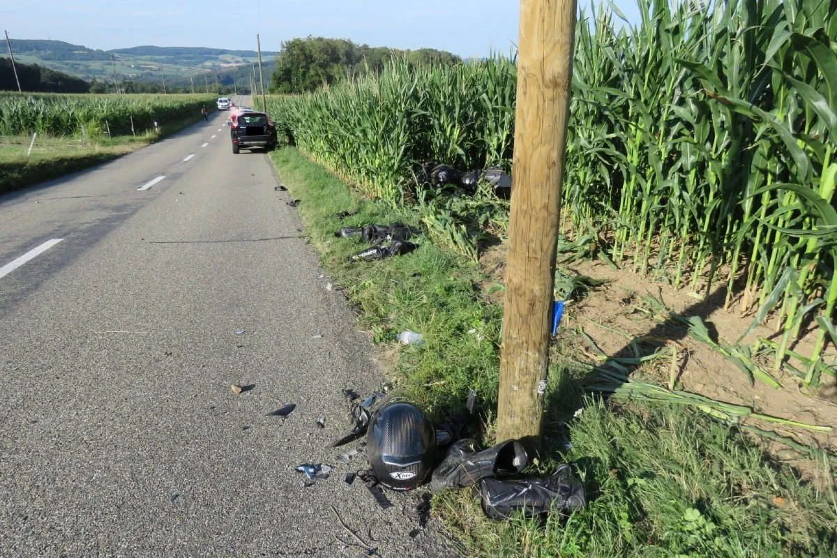 Schwerer Töffunfall in Fisibach AG - Mann musste vom Rettungshelikopter geborgen werden