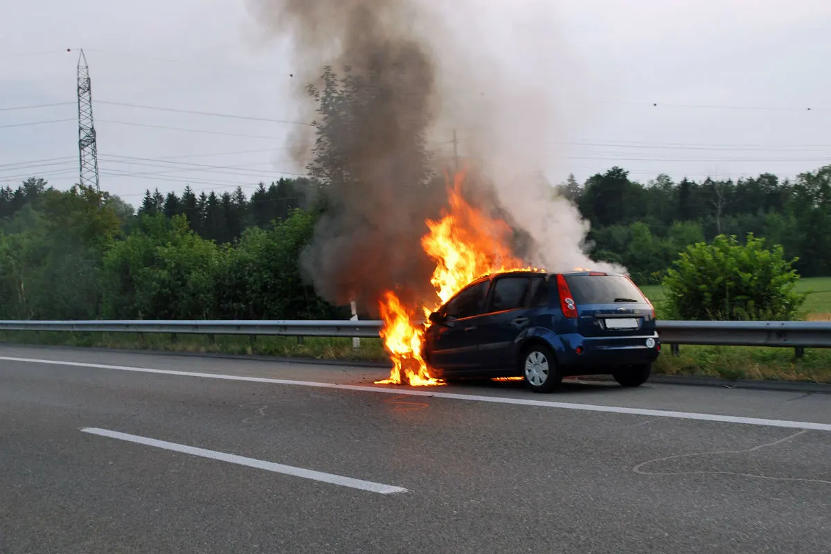 Buchrain LU - Auto gerät auf der Autobahn in Vollbrand