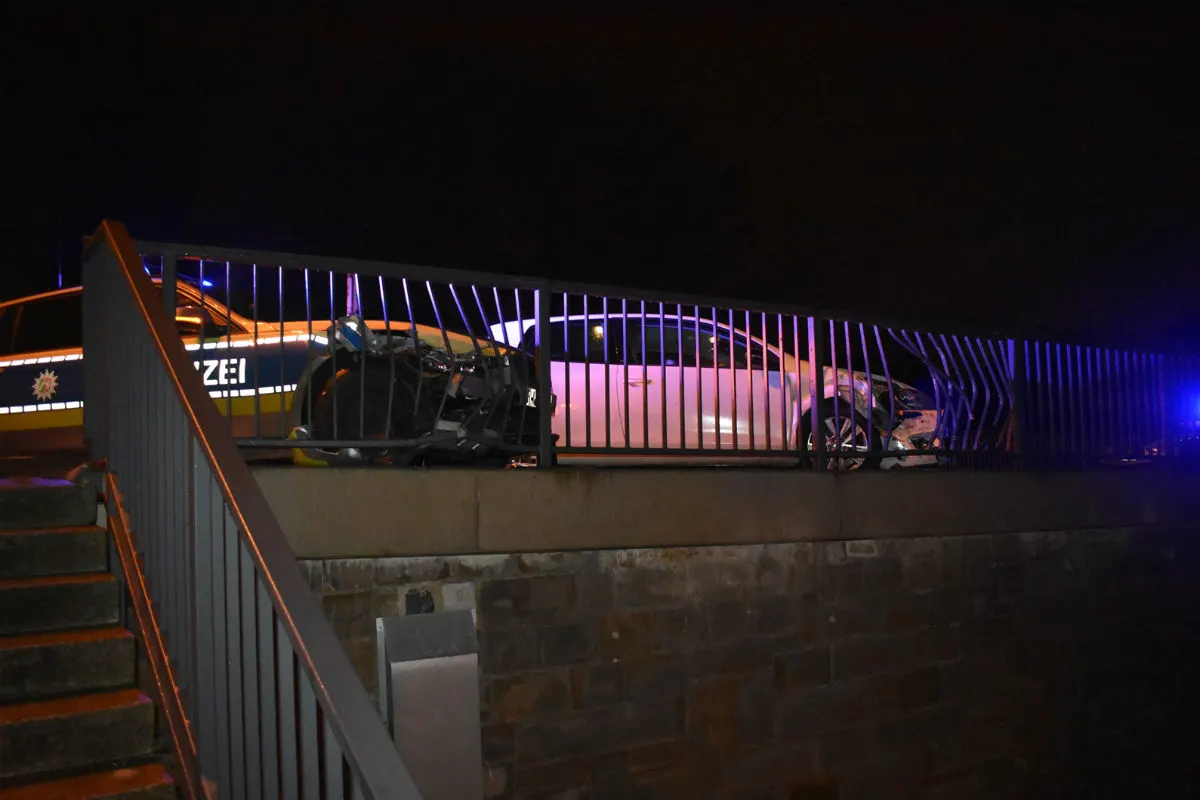 Mönchengladbach - Verfolgungjagd mit alkoholsiertem PKW Fahrer endet im Geländer