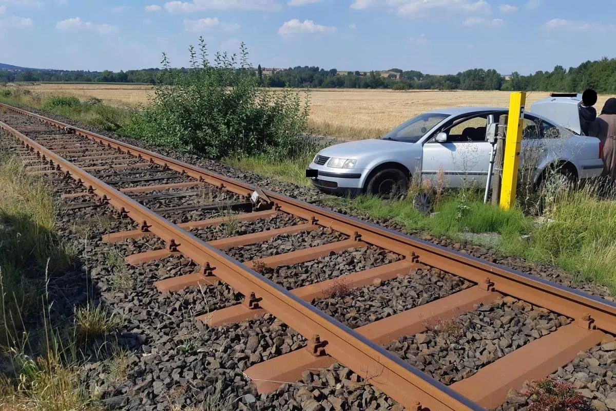 Zennern - Auto auf Gleisbett gelandet