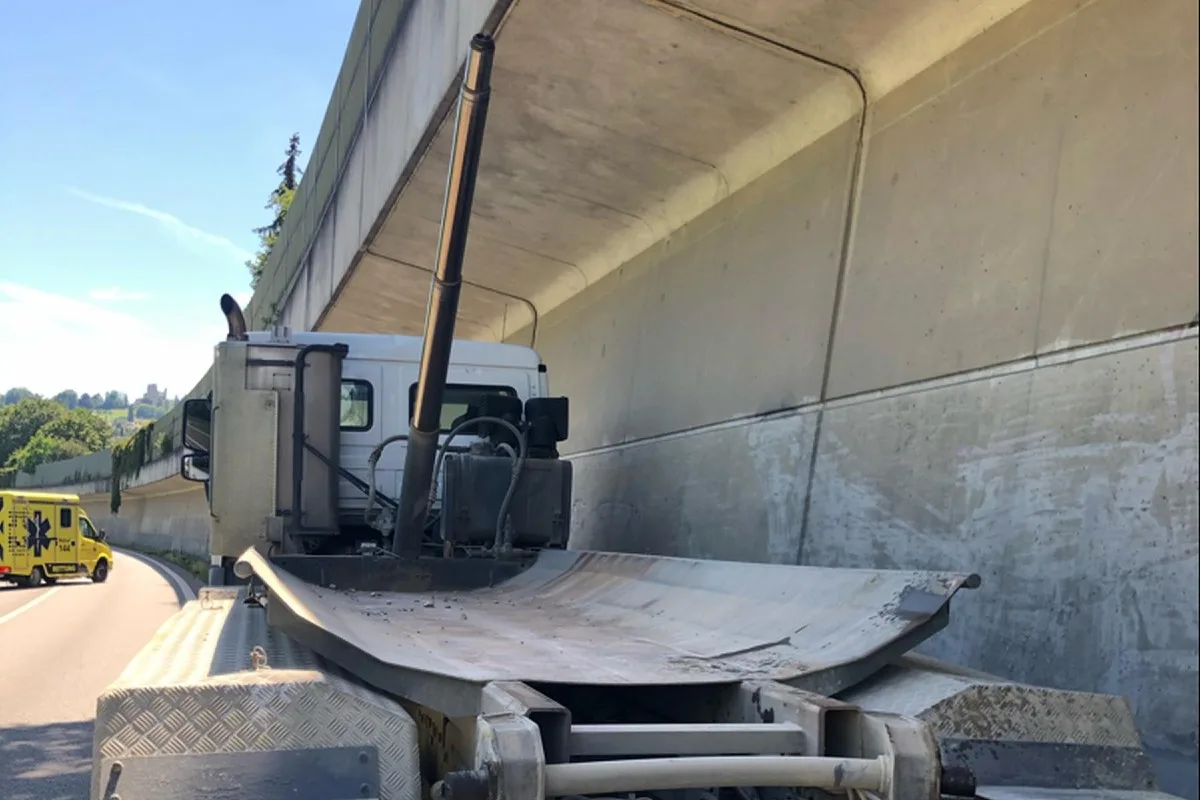 Aesch BL - Spektakulärer Unfall - Lastwagen kollidiert mit Fussgängerbrücke