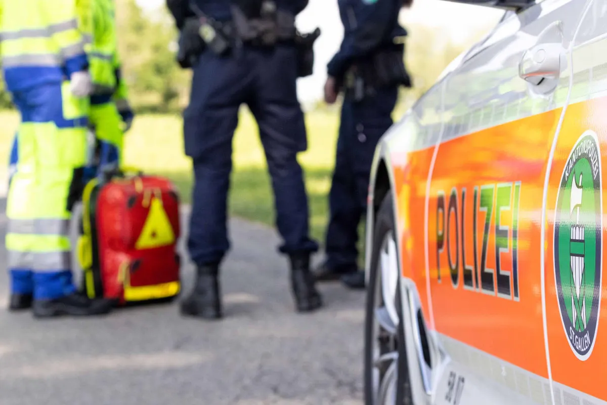 Unfall in Züberwangen SG – Frau eingeklemmt zwischen Wohnmobil und Auto