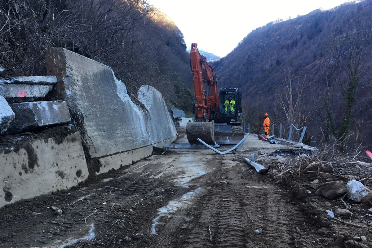 Calanca GR - Nach Felssturtz - Instandsetzungsarbeiten sind in vollem Gange
