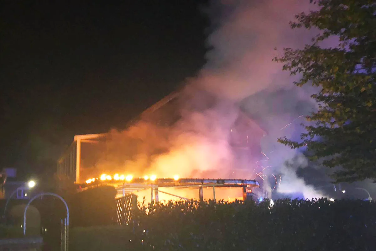 Grosser Feuerwehreinsatz in Zeven - Feuer auf Terrasse greift auf Wohnhaus über