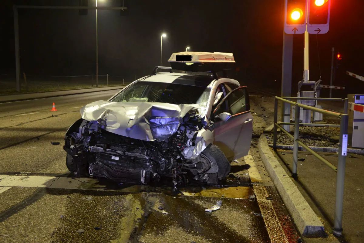 Bubendorf BL - Fahrzeuglenker verursacht Selbstunfall unter Alkoholeinfluss