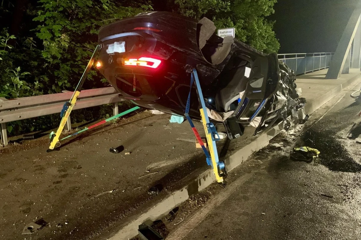 Schermbeck NW - Auto überschlägt sich bei Unfall 