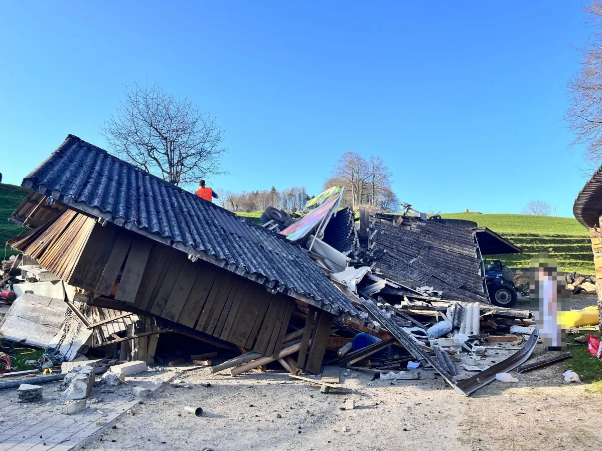 Schwerer Unfall in Maugwil SG – Lastwagen donnert in Scheune
