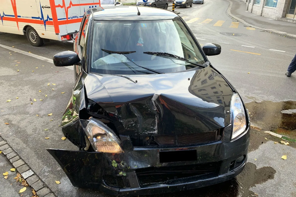 Unfall Stadt Schaffhausen SH - Auto fährt ungebremst in Hausecke!