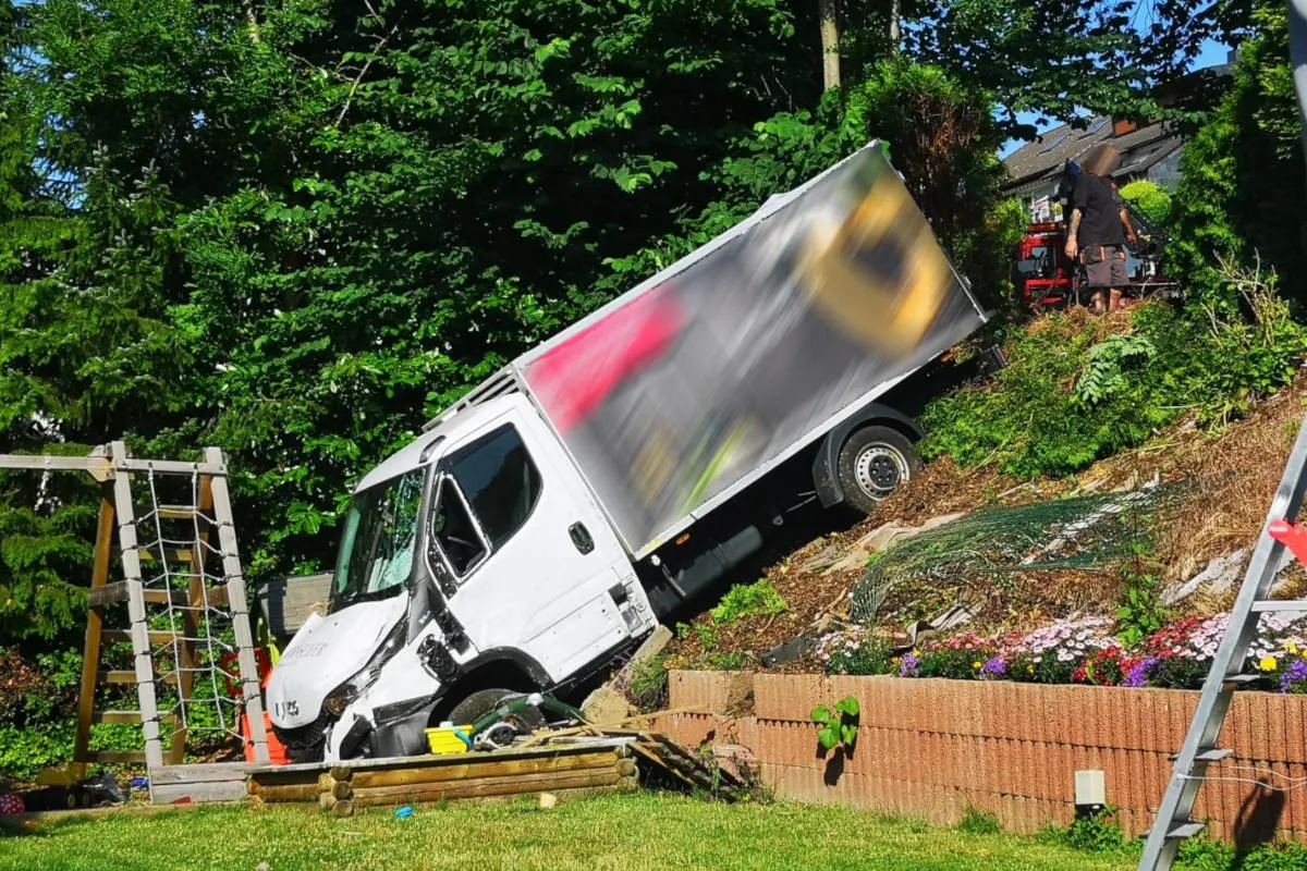 Kleintransporter verunfallt und stürzt in Garten