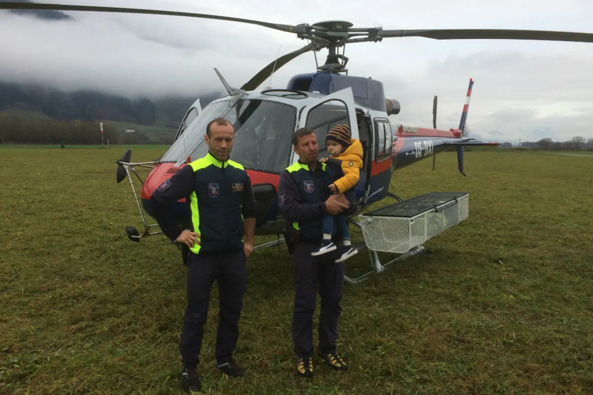 Wegen Sperrungen - Polizeihubschrauber fliegt Mutter mit Kleinkind nach Spittal/Drau