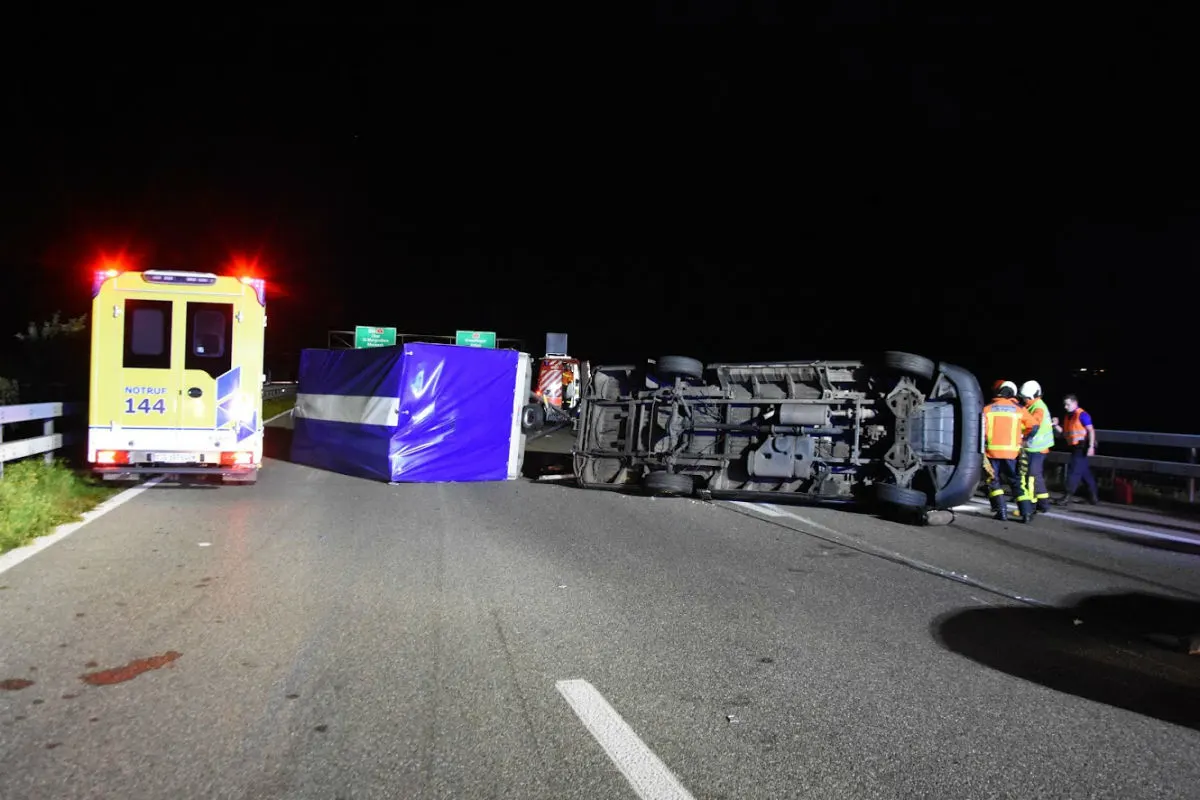 A1/Mörschwil SG - Lieferwagen mit Anhänger überschlägt sich