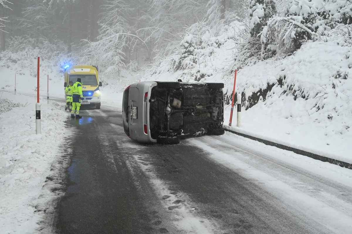 Ganterschwil SG - Unfall auf schneebedeckter Strasse
