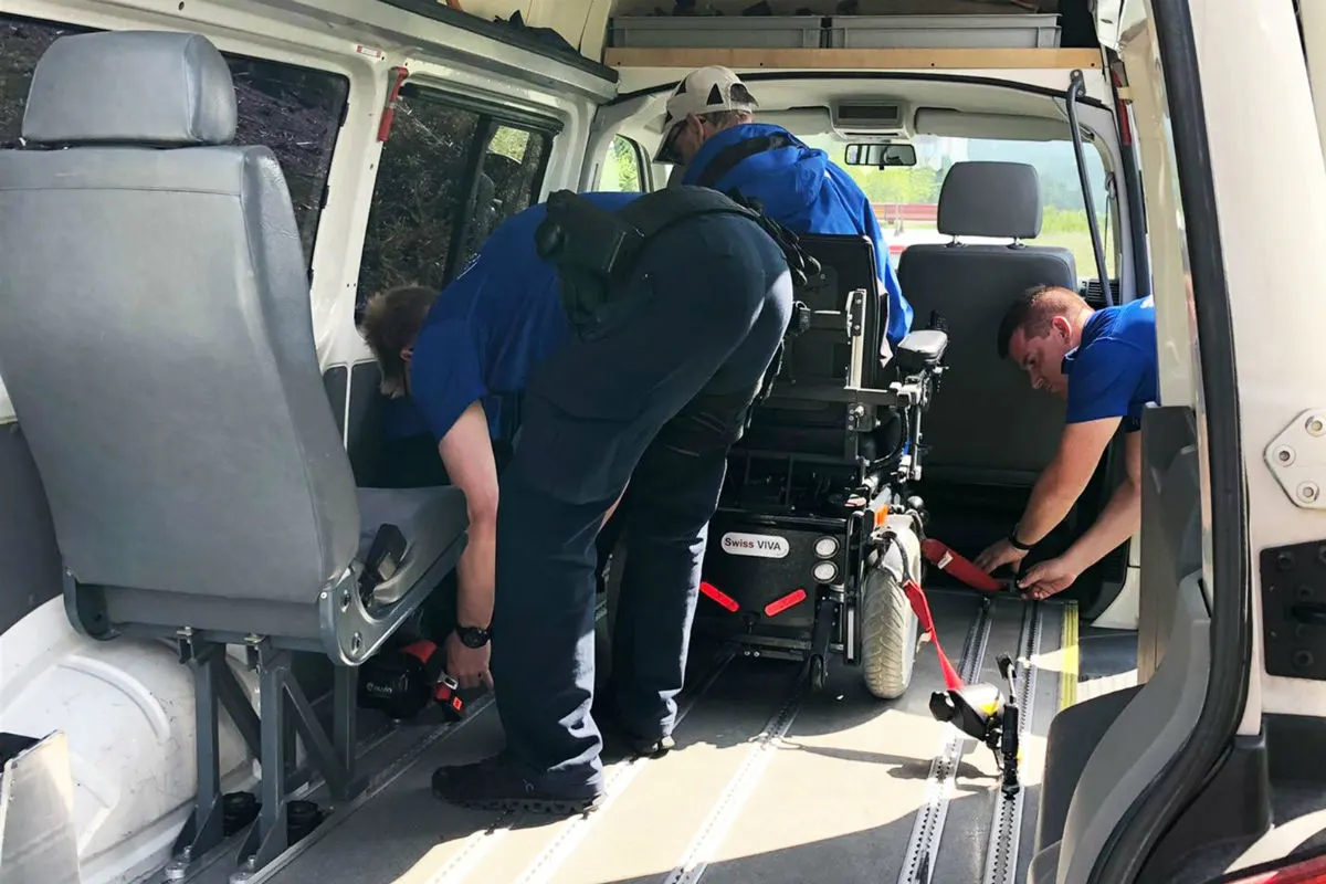 Samedan GR - Kantonspolizei Graubünden hilft Rollstuhlfahrer